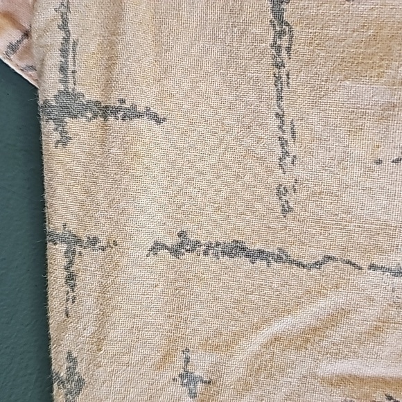 Hutspah mens button-down shirt.‎ Short sleeve. Size medium.  Peach artsy. - Picture 8 of 10